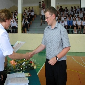 Kamil Kadubowski otrzymuje gratulacje z rk pani dyrektor