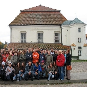 Przed budynkiem synagogi