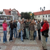 Tykociski rynek otaczaj domy w okadzie kalenicowym co nadaje zupenie innego charakteru ni w innych miastach